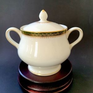 Vintage Wedgewood Chester Covered Sugar bowl, Fine Bone China, Made in England